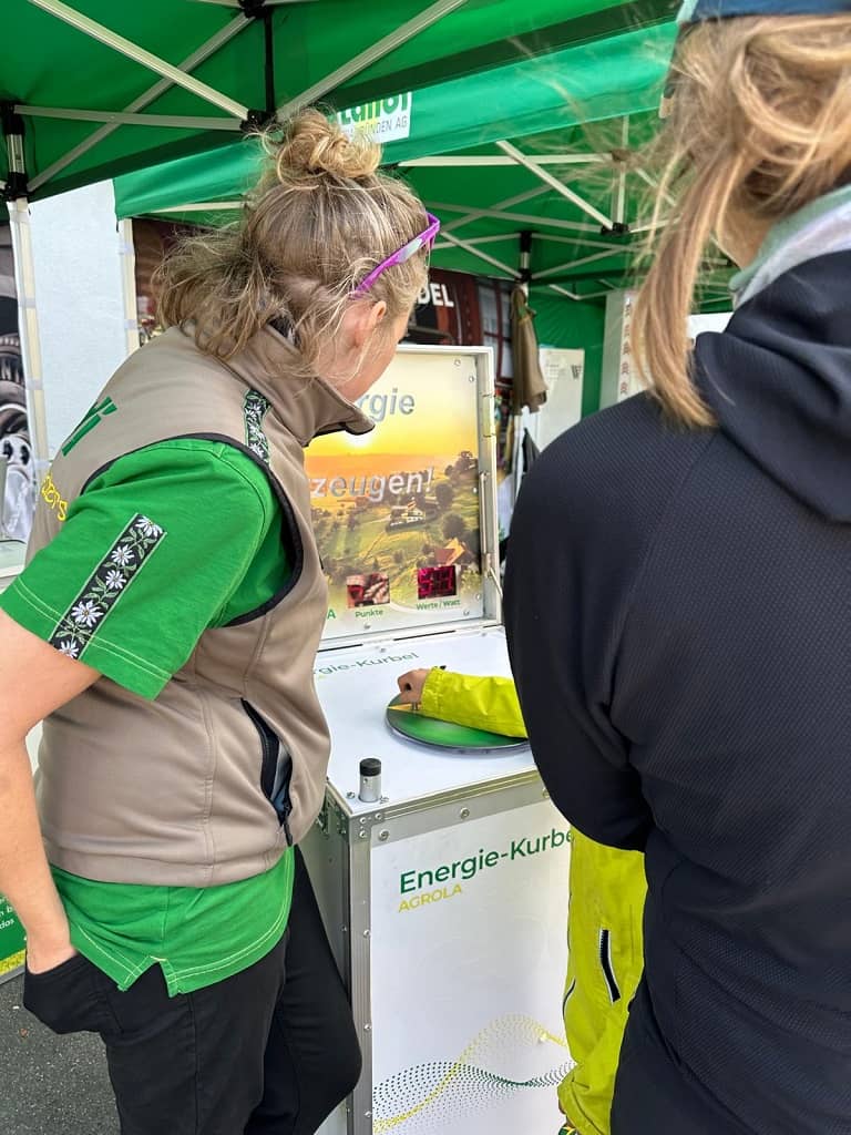 ein kind dreht an der energie kurbel für unseren kunden landi...