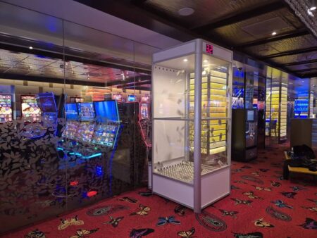 gläserne box mit 2 metern höhe in der scheine umherfliegen.