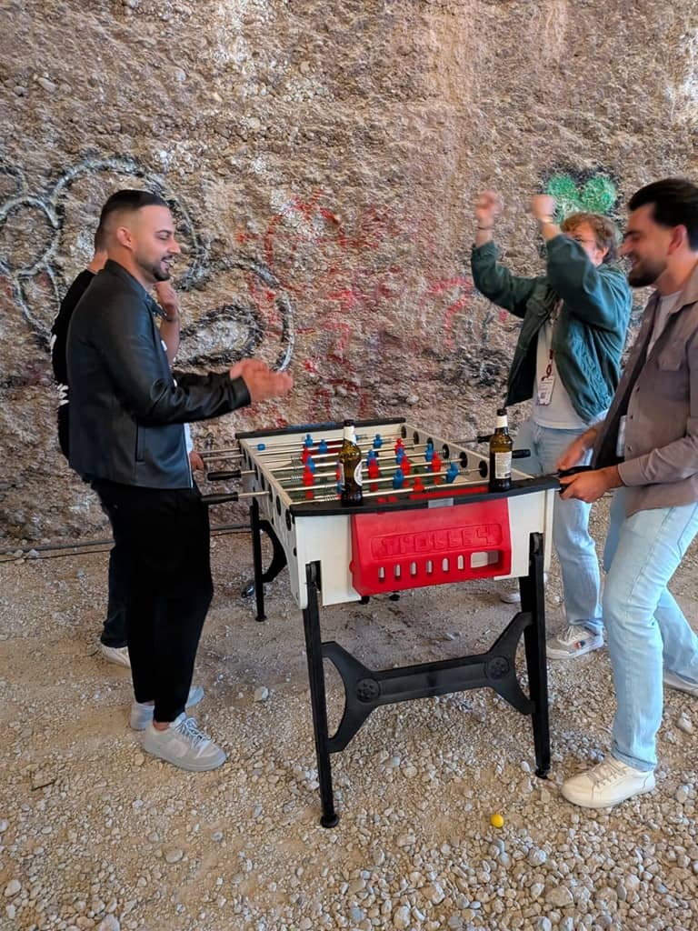 am tischkicker spielen 4 hjunge männer an einem event.