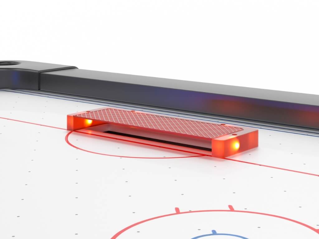 Beleuchtetes Torfeld des Airhockey Tisches Ice Arena mit glatter Spielfläche und seitlicher Randleiste