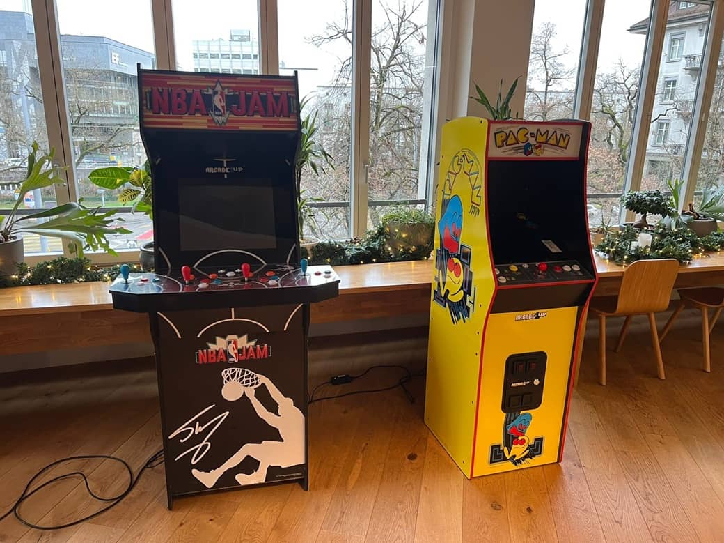 2 arcade spielautomaten nebeneinander.einer nba jam basketball und einer hat das thema pacman.