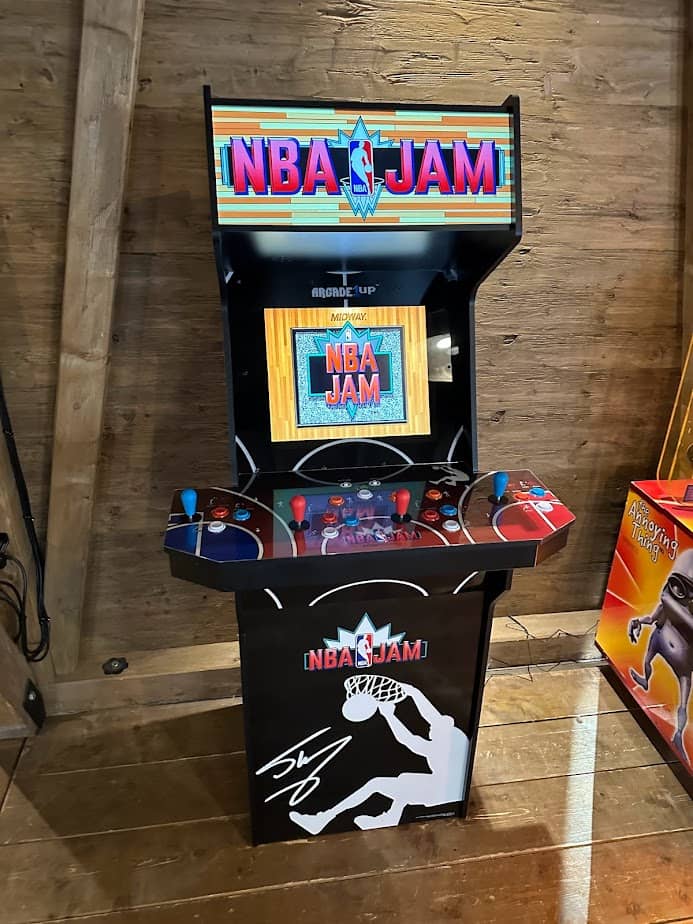 nba jam themen arcade automat in einem holzhaus