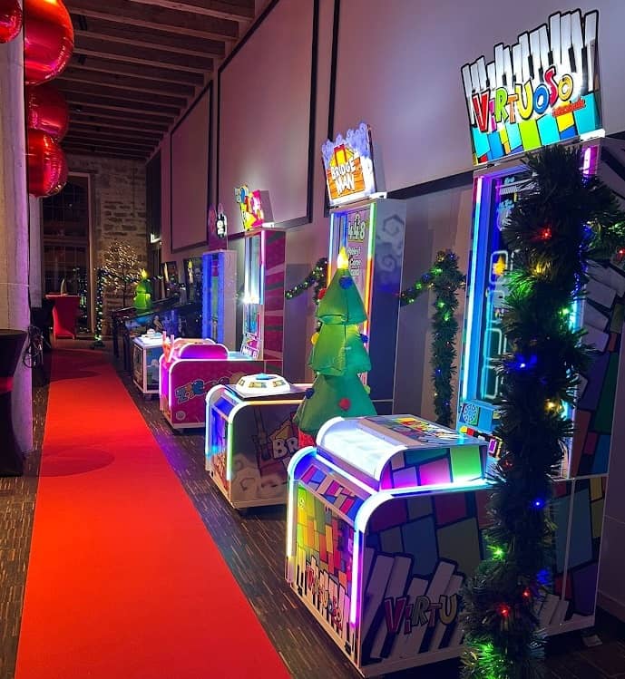 4 grosse bunte spielautomaten auf einem weihnachtsfest