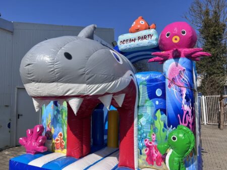 Bunte aufblasbare Hindernisbahn mit Hai, Oktopus und Meeresbewohnern bei Sonnenschein