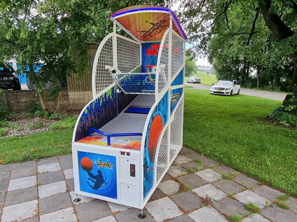 Moderner Basketballautomat mit Beleuchtung und digitaler Anzeige im Außenbereich
