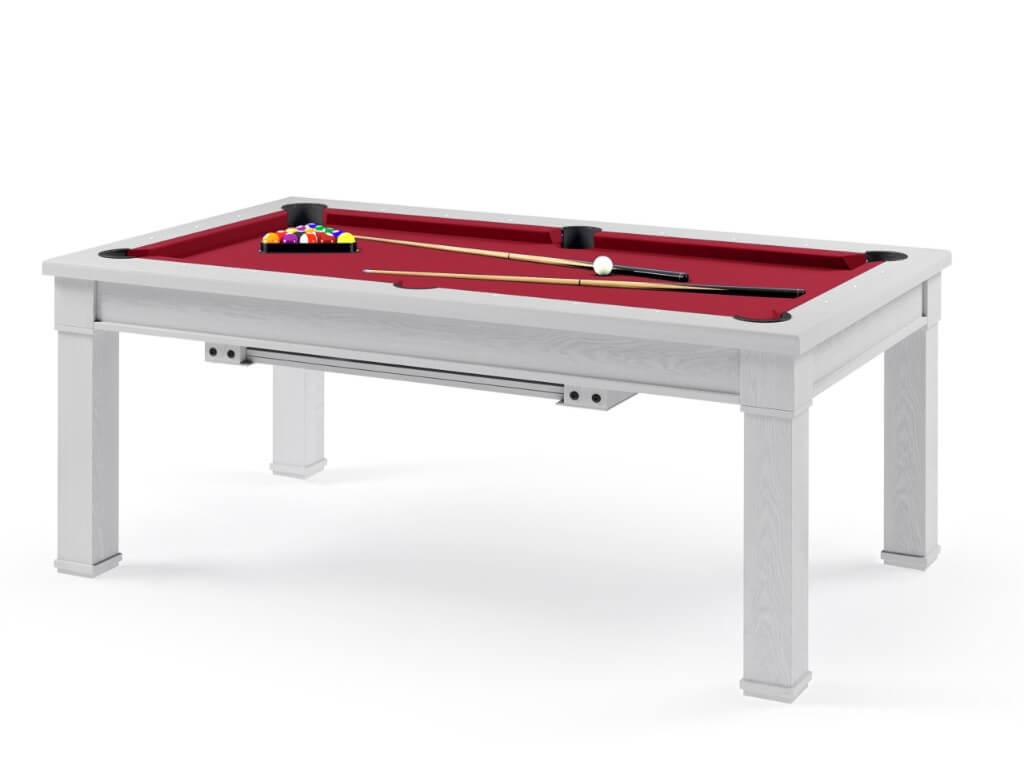 Eleganter weißer Billardtisch mit rotem Tuch, Billardkugeln und zwei Queues