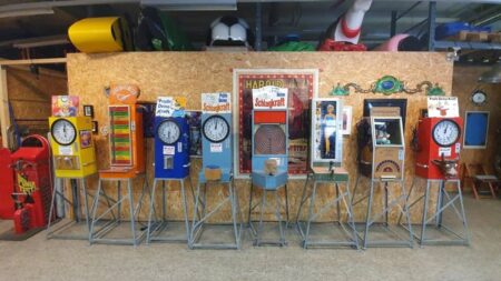 mehrere nostalgie automaten in einer reihe.eine richtige sammlung alter kirmesautomaten.