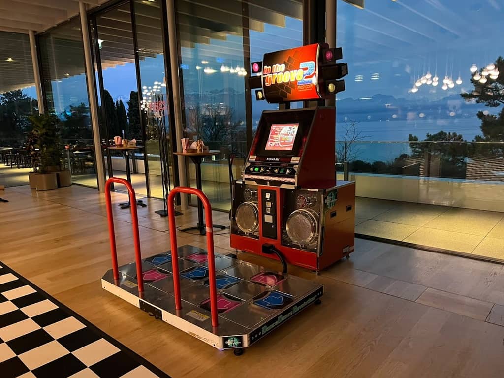 dancing stage automat in einem firmengebäude.