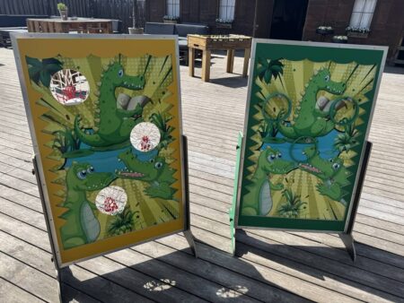 2 schön designte holzspiele zum thema dinosaurier.