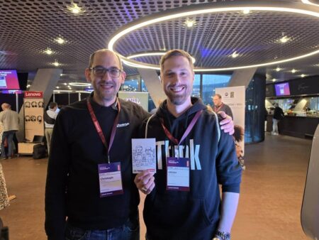 2 kunden glücklich mit ihrer ki zeichnung aus dem sketch bot.