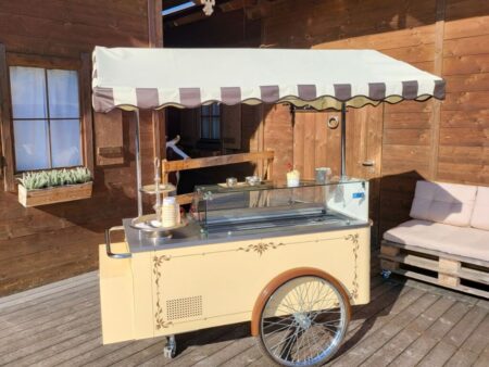 Eleganter Eiswagen Portofino mit gestreiftem Sonnendach auf Holzterrasse