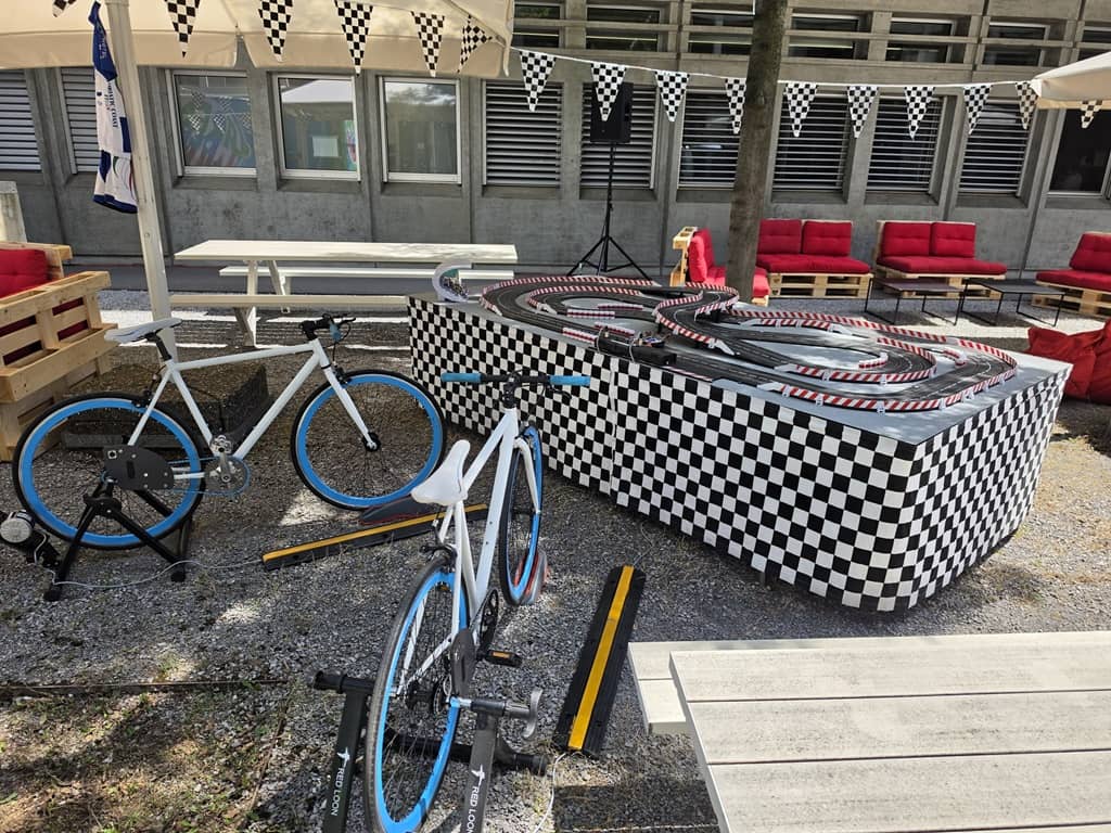 carrerabahn welche mit einem fahrrad angetrieben wird. hier mit 2 fahrrädern.