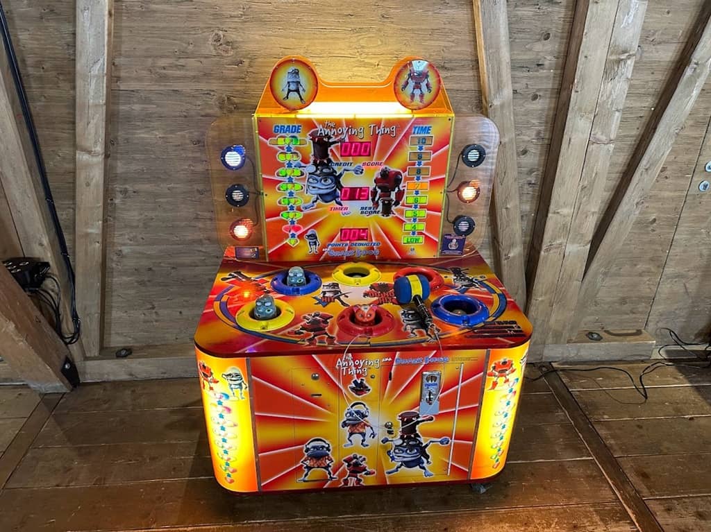 beleuchtetes Hammer Schlagspiel in einer Almhütte.