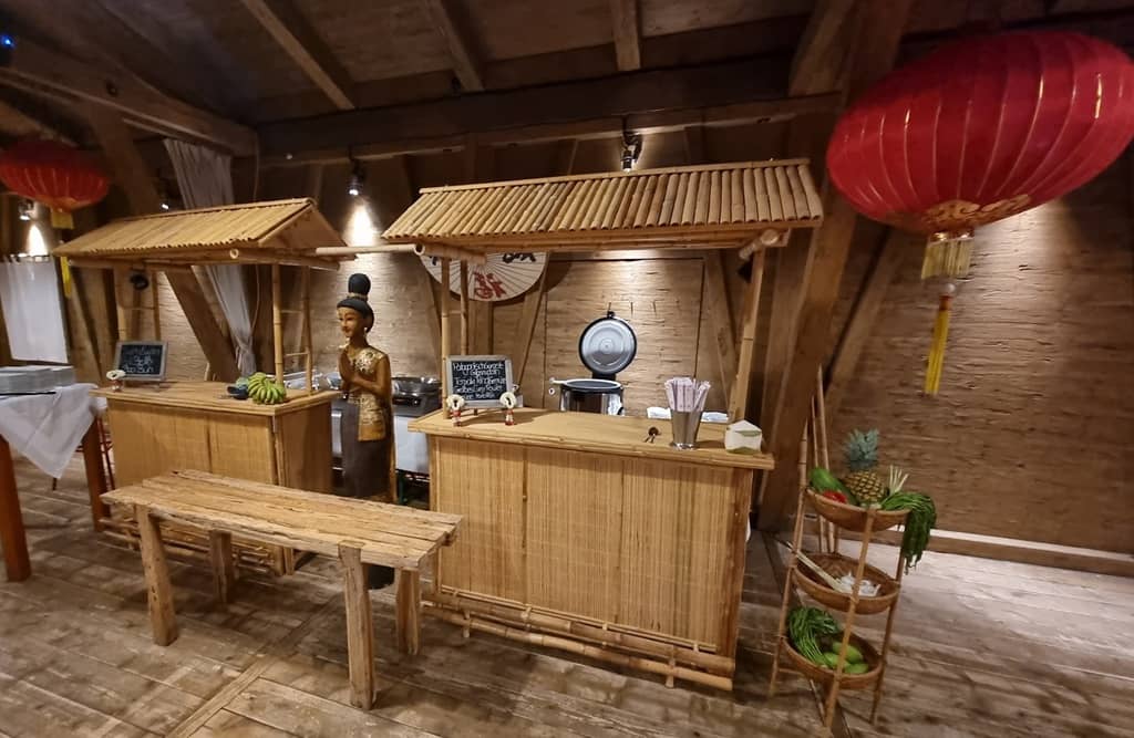 2 hawai cocktailbars in einer almhütte. dekoriert mit chinesischem deko syle.