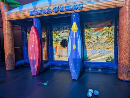 grosse aufblasbare spielestation zum thema hawai. hier kann man in verschiedene ziele werfen und gewinnen.