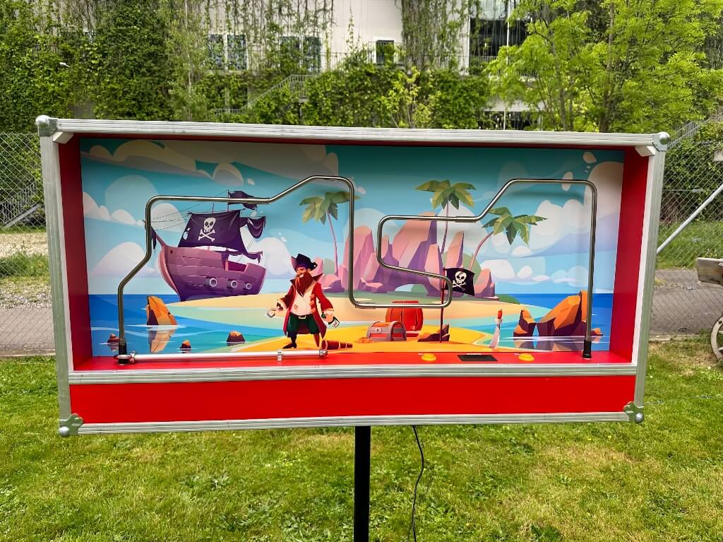 Heißer Draht Spiel mit Piratenmotiv und elektronischer Signalgebung im Outdoor-Setting