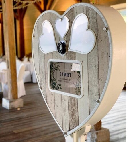 schöne fotobox in herzform, weiss gehalten...