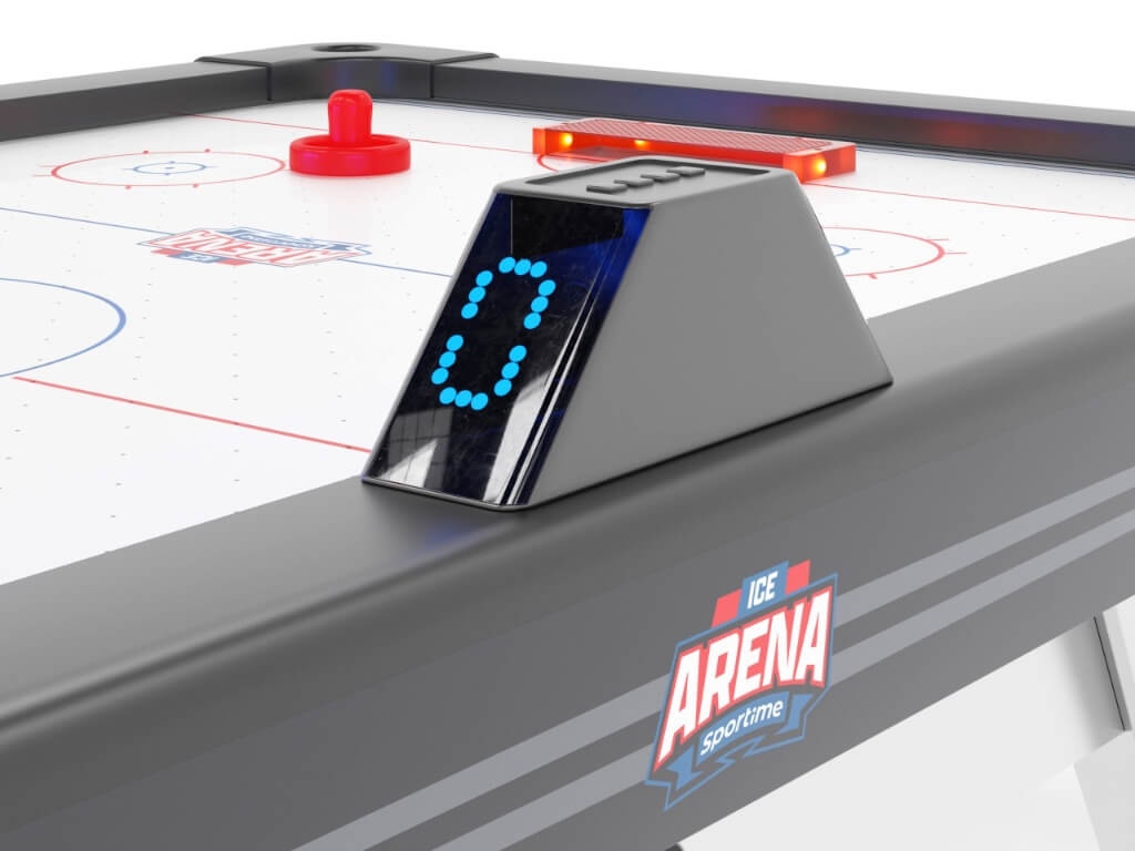 Nahaufnahme eines Airhockey Tisches Ice Arena mit digitalem LED-Zählwerk und rotem Pusher.