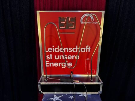 heisser draht auf tisch. leichte drahtführung.