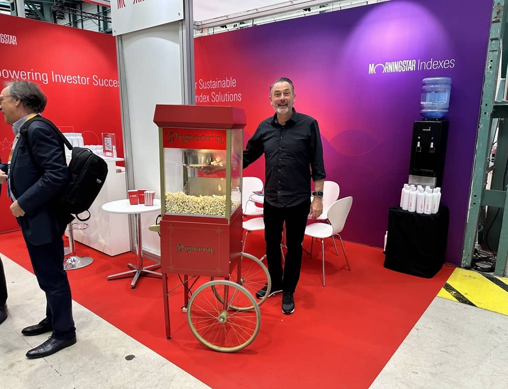 unser personal an einem messestand am popcornmaschine bedienen.