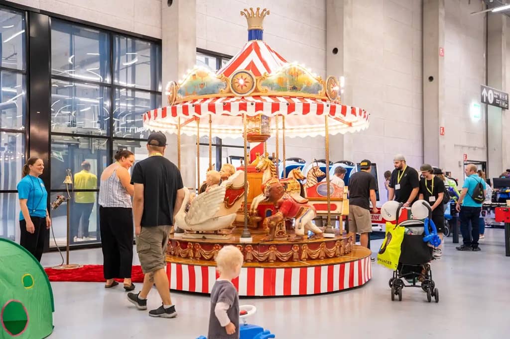 Karussell im Einsatz auf der Autoshow.