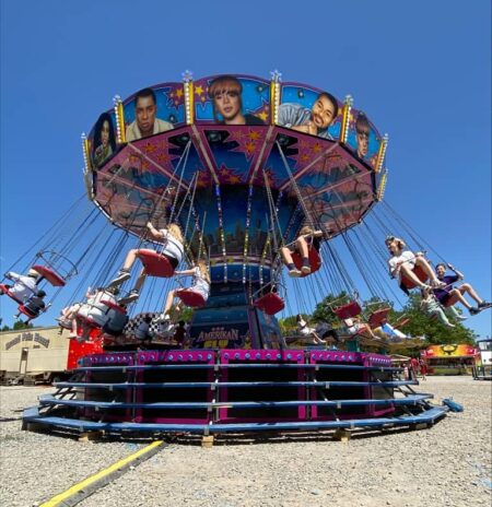 grosser kettenflöieger amerivan fly auf einem festplat. besetzt mit kindern.