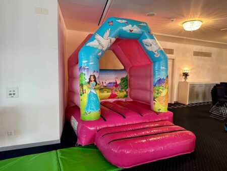 schöne kleine hüpfburg mit prinzessinnen thema in einem hotel.