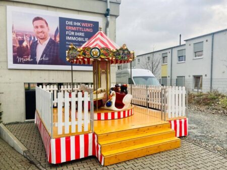Kinderkarussell Zirkus Podium