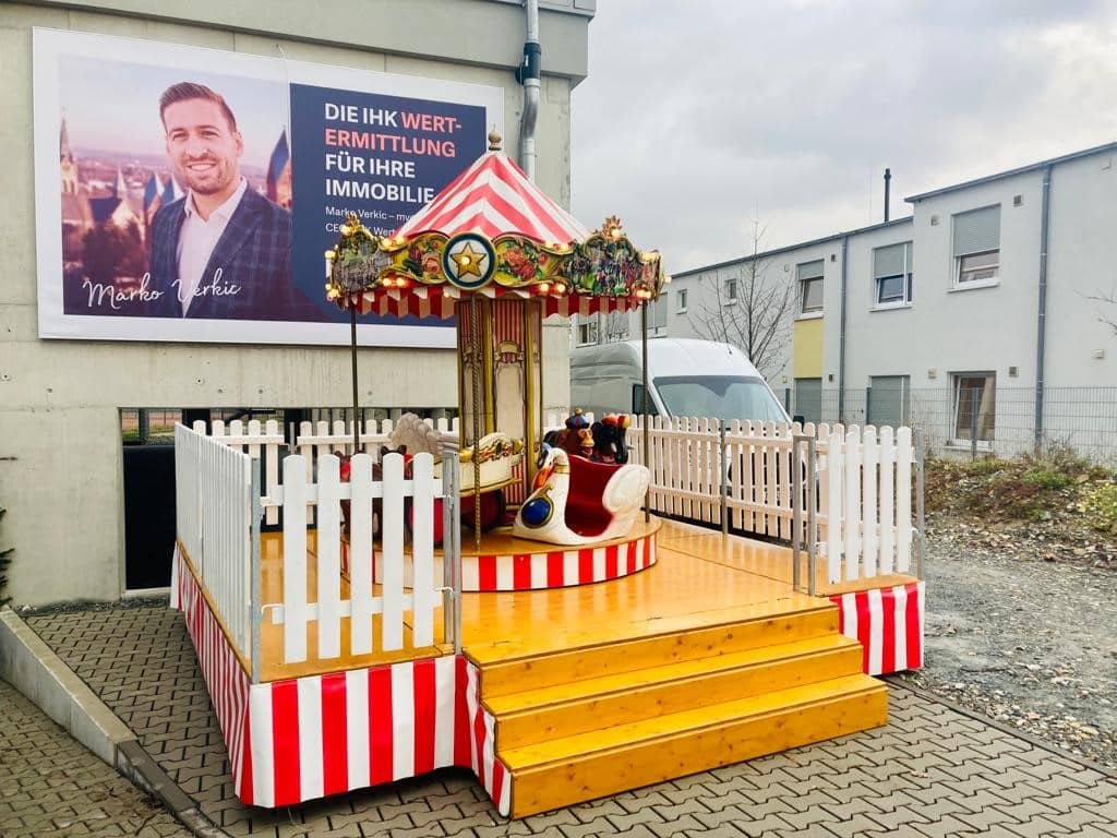 Kinderkarussell Zirkus Podium