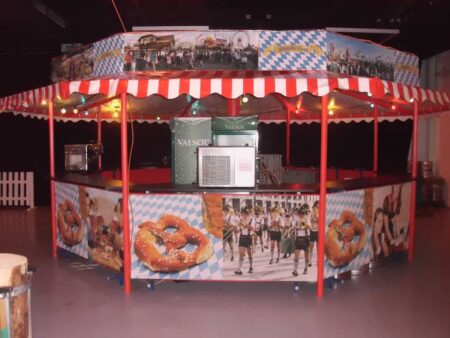 8eckihe bar mit oktoberfest bioldern und einer beleuchtung.