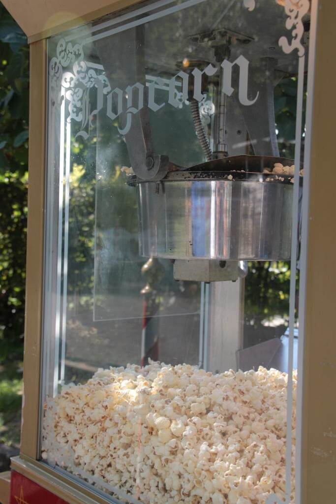 popcornmaschine gefüllt mit frischem popcorn