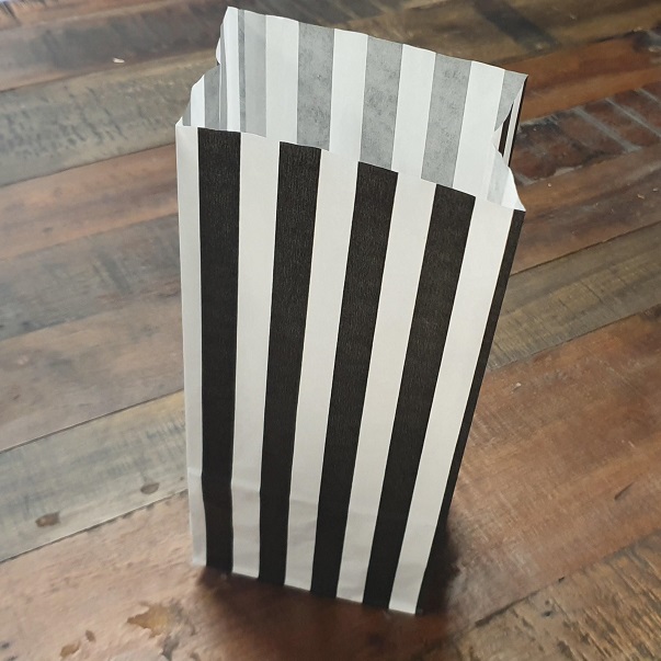 süssigkeitentüten_gestreift_schwarz_weiss