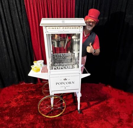 weisse elegante popcornmaschine auf rotem teppich