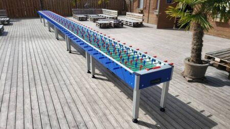 xxxxl tischkicker auf einer terrasse aus holz bei sonnenschein.