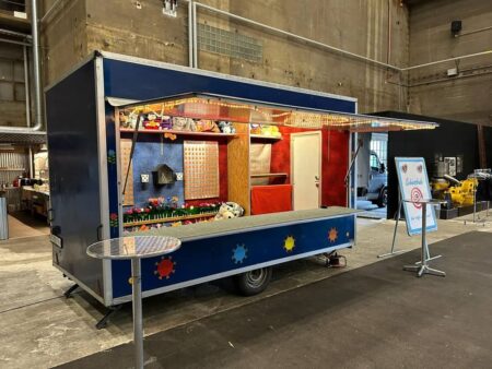 blauer schiesswagen in halle, klappe geöffnet zum spielen.