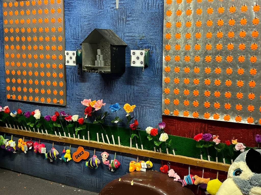 schiessbude von innen. es zeigt die ziele wie sterne, rosen etc.