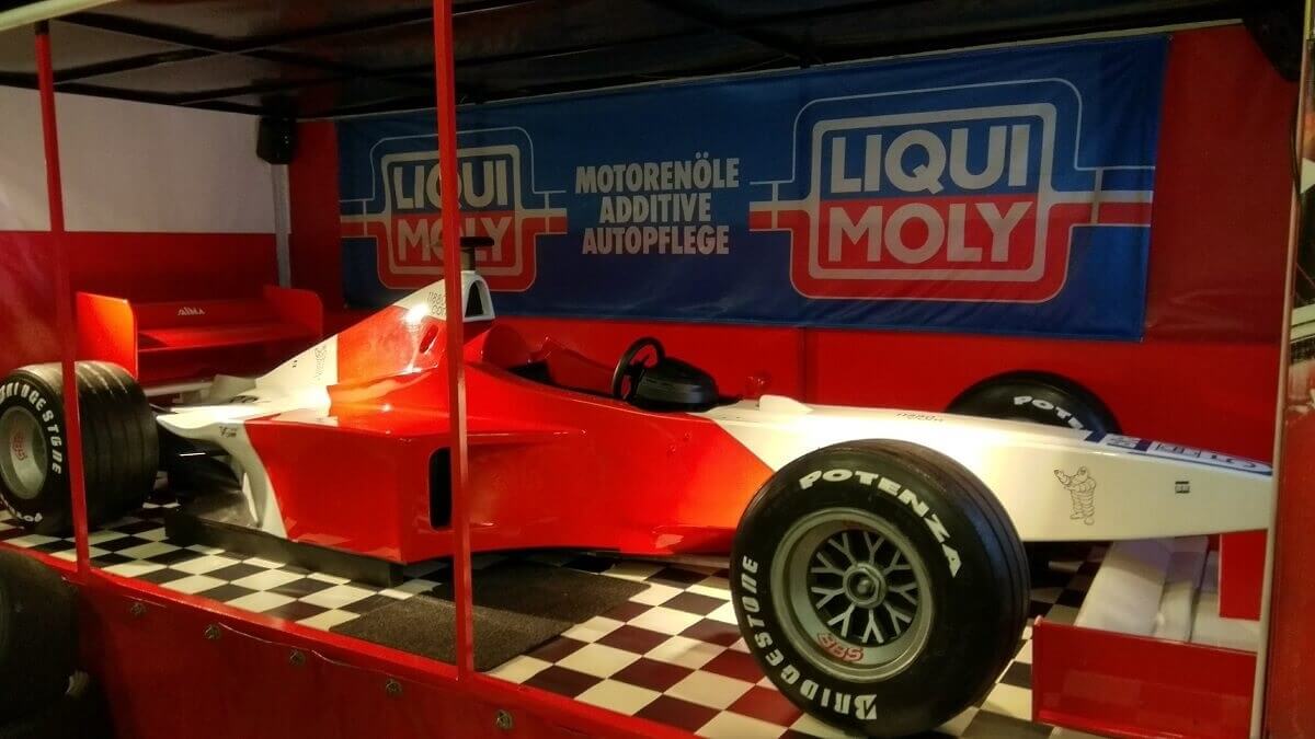 Simulator mit originalgetreuem Formel 1-Nachbau