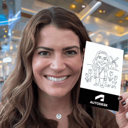 hübsche dame zeigt ihr portraitiertes sketch bild.