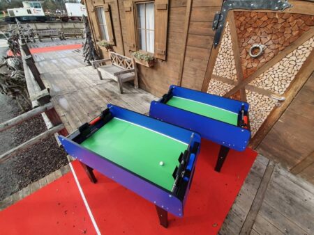 2 speed kick ram tam kicker auf rotem teppich vor einer almhütte.