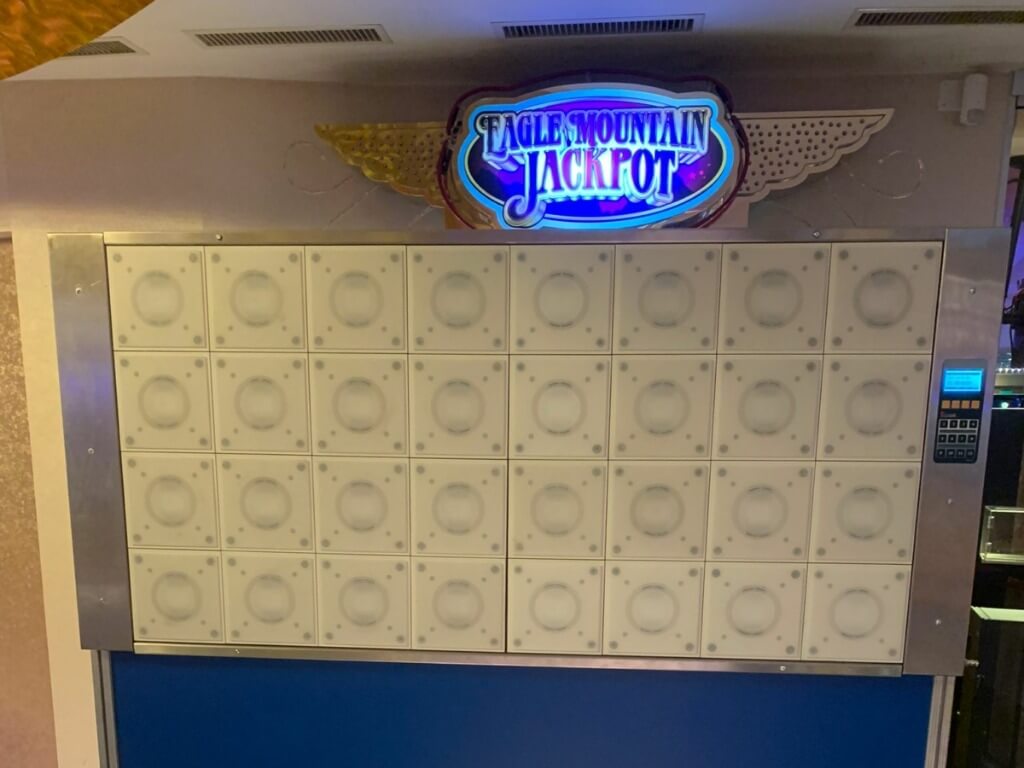 Moderne Reaktionswand mit 32 beleuchteten Tastenfeldern und Jackpot-Schriftzug in einer Eventlocation.