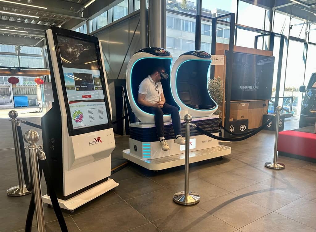 Eine Person sitzt im vr Simulator und schaut Achterbahn.