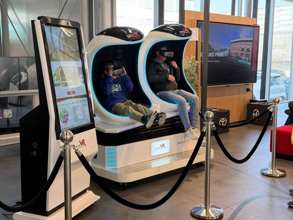 2 Kinder sitzen in den Virtual Reality Eiern und schauen einen VR Film.