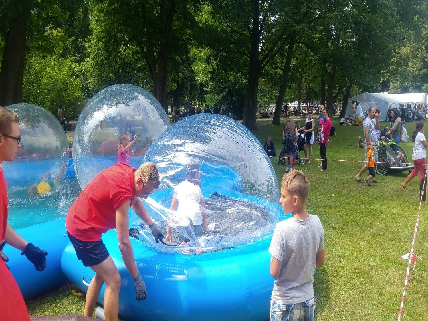 Wasserbälle mit Pool – Bild 4