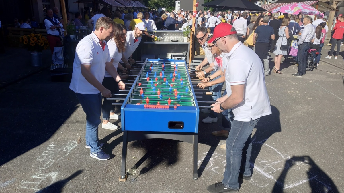 Fussballtisch für 6 Personen – Bild 2